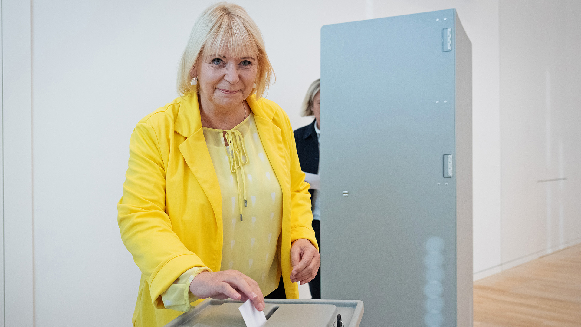 17.10.2024, Brandenburg, Potsdam: Ulrike Liedtke (SPD), bisherige Landtagspräsidentin und Kandidatin der SPD für das Amt der künftigen Landtagspräsidentin, steckt während der Konstituierenden Sitzung des Landtags Brandenburg ihren Wahlzettel in die Urne.(Quelle:dpa/S.Stache)