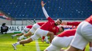 Spieler von Energie Cottbus bereiten sich auf die Partie bei Hannover 96 vor. Quelle: imago images/Fotostand