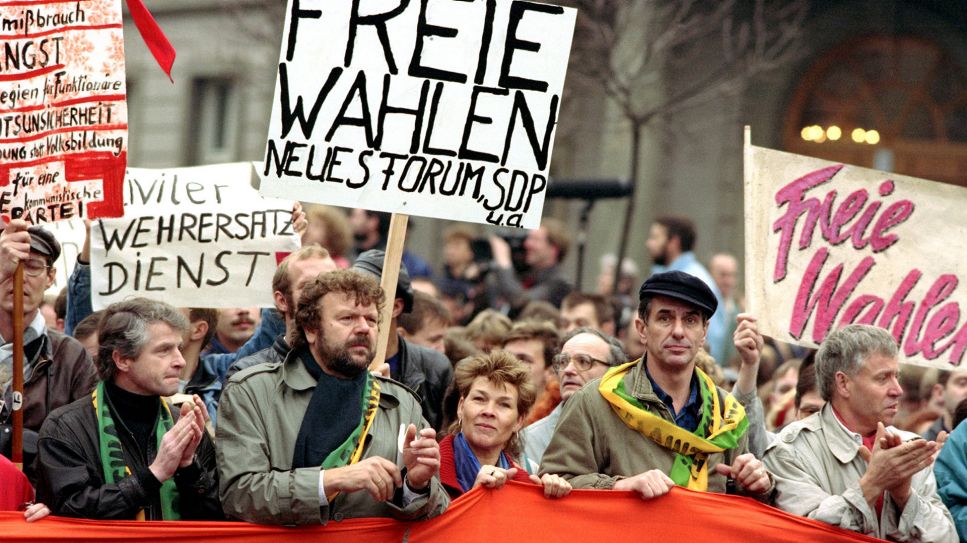 Archivbild:"Freie Wahlen" fordern Demonstranten auf Plakaten am 04.11.1989 in Ostberlin während der bislang größten nichtstaatlichen Demonstration in der DDR.(Quelle:picture alliance/dpa/ LEHTIKUVA/M.Kainulainen)