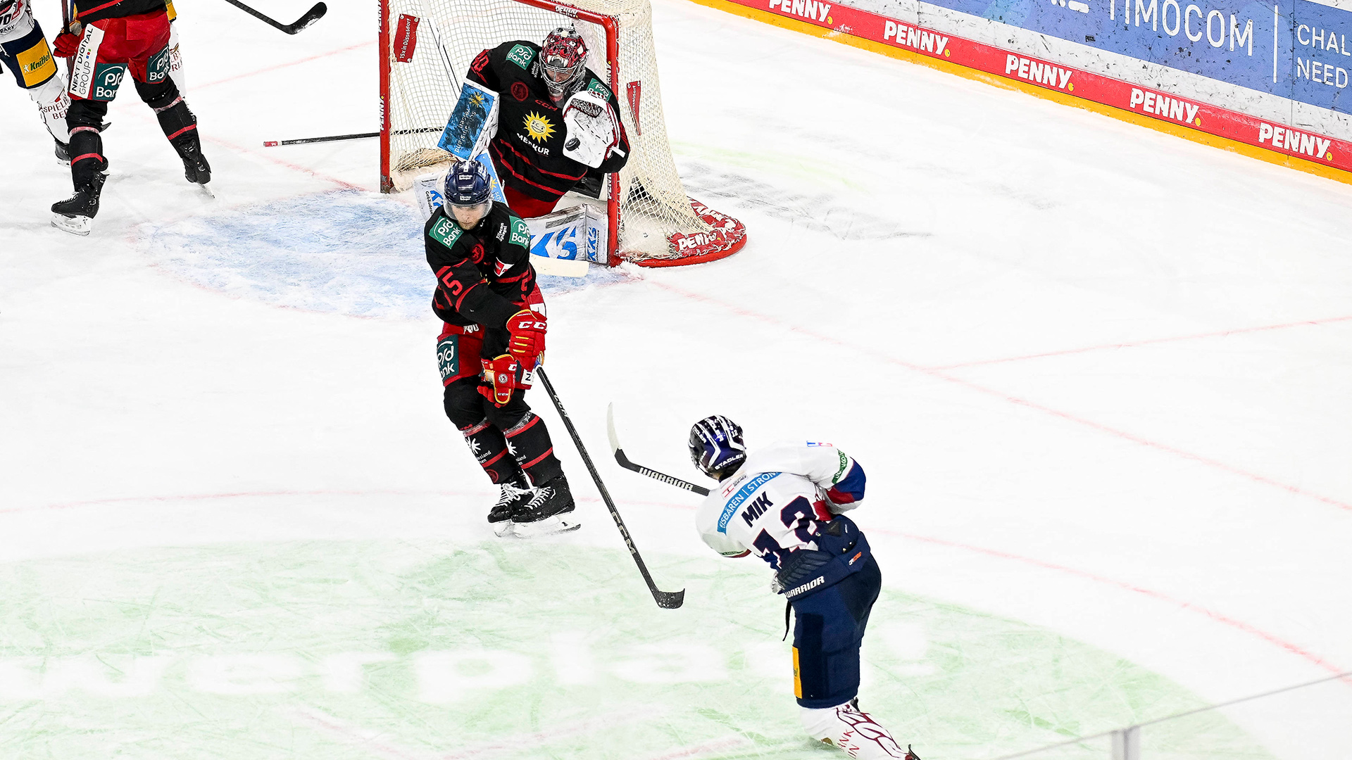 Die Eisbären (in weiß) zu Gast in Düsseldorf (imago images/Duckwitz)