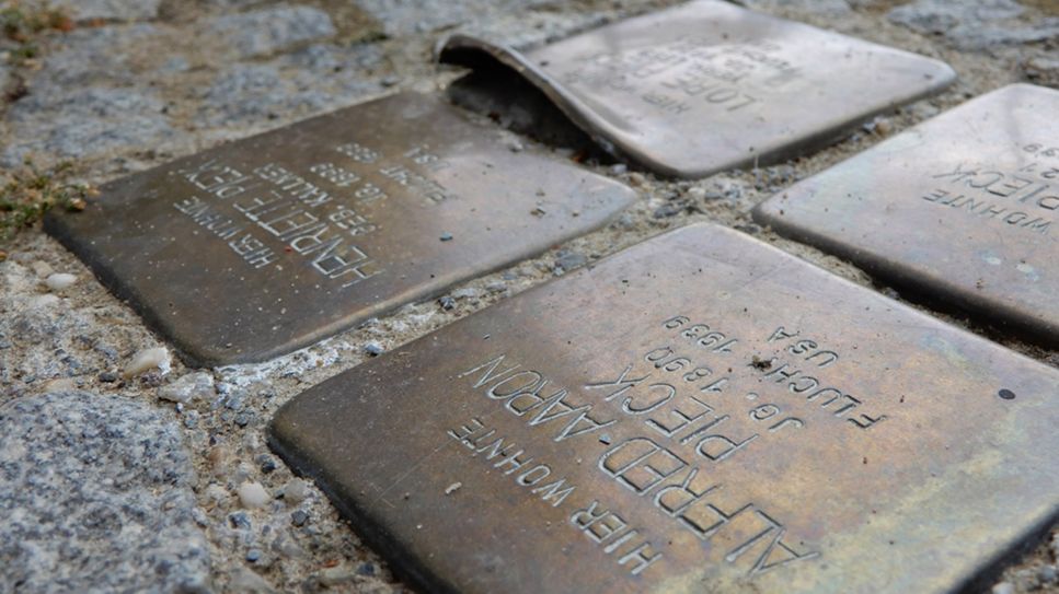 Archivbild: Beschädigte Stolpersteine am Lindenufer in Berlin Spandau. (Quelle: rbb)