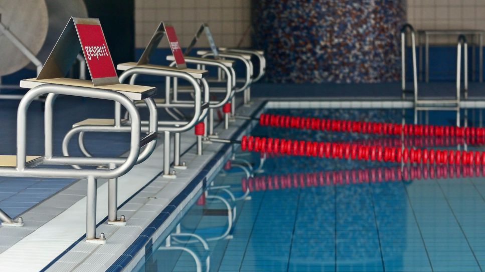 Symbolbild: Gesperrte Schwimmbahnen in einem geschlossenes Schwimmbad. (Quelle: dpa/Kubirski)