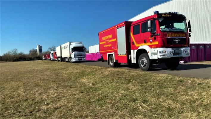 Schläuche, Pumpen und Bergungsmaterial: Brandenburger Feuerwehren fahren  Konvoi mit Hilfsgütern in die Ukraine