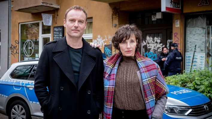 Mark Waschke (links) und Meret Becker bei den Dreharbeiten zum "Tatort - Die dritte Haut" (Bild: rbb/Gordon Mühle)
