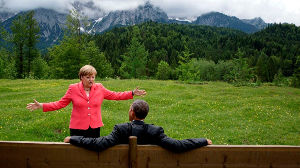 Angela Merkel im Gespräch mit US-Präsident Barack Obama beim G7-Gipfel auf Schloss Elmau, 2015. (Bild: rbb/SWR/MDR/Looksfilm/Barack Obama Presidential Library)