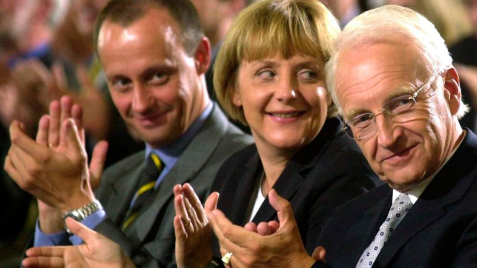 CDU-Fraktionschef Friedrich Merz, CDU-Chefin Angela Merkel und Unions-Kanzlerkandidat Edmund Stoiber (v.l.n.r.) bei einer Veranstaltung in Berlin, 2002. (Bild: rbb/SWR/MDR/Looksfilm/picture-alliance/dpa/Marcel Mettelsiefen)