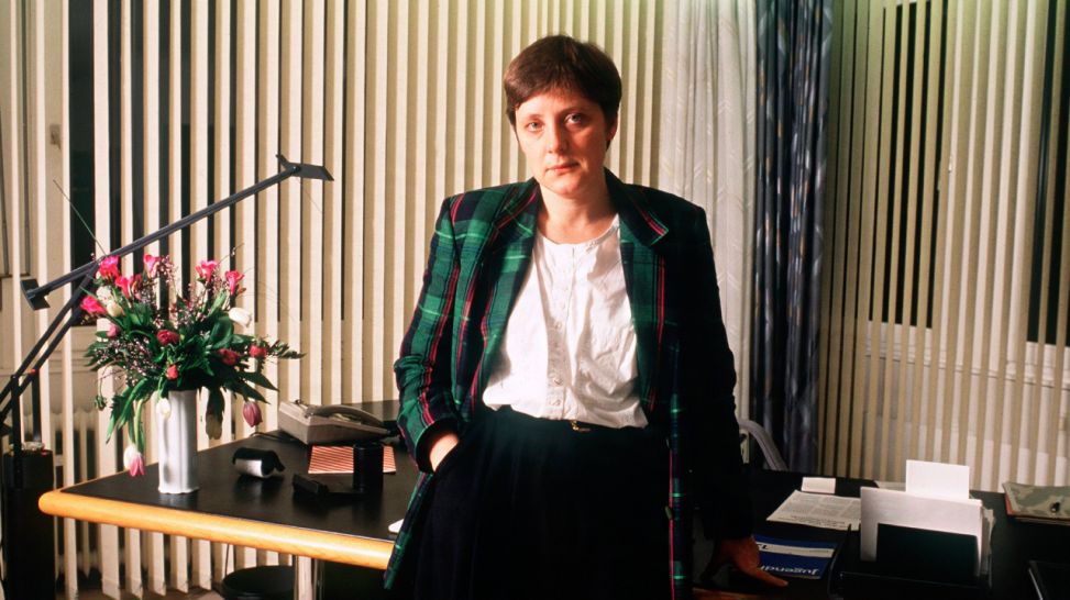 Quereinsteigerin Merkel: Die neue Bundesministerin für Frauen und Jugend in ihrem Büro in Bonn, Februar 1991. (Bild: rbb/SWR/MDR/Looksfilm/IMAGO/Sven Simon