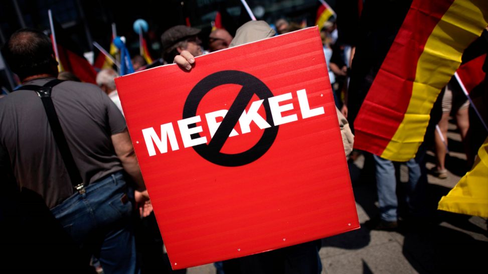 Plakat gegen die Bundeskanzlerin Angela Merkel auf einer AfD-Demo in Berlin. (Bild: rbb/SWR/MDR/Looksfilm/Imago Images /IPON)