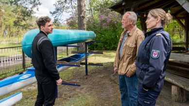 Kriminalkommissar Vincent Ross (André Kaczmarczyk, li) und Kriminalkommissar Karl Rogov (Frank Leo Schröder, mi) ermitteln zusammen mit einer Kollegin von der Wasserschutzpolizei, Gunde Johannsen (Petra Van de Voort, re), in einem Kanuclub am Finowkanal, wo das Opfer, eine polnische Studentin, kurz vor ihrem Tod mit Kommilitonen den Geburtstag ihres Professors gefeiert hat. (Bild: rbb/Christoph Assmann)