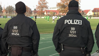 Polizisten am Spielfeldrand (Quelle: rbb)