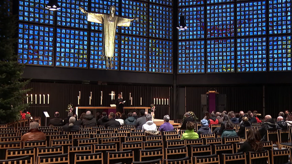 Menschen bie Andacht in Gedächtniskirche (Quelle: rbb)